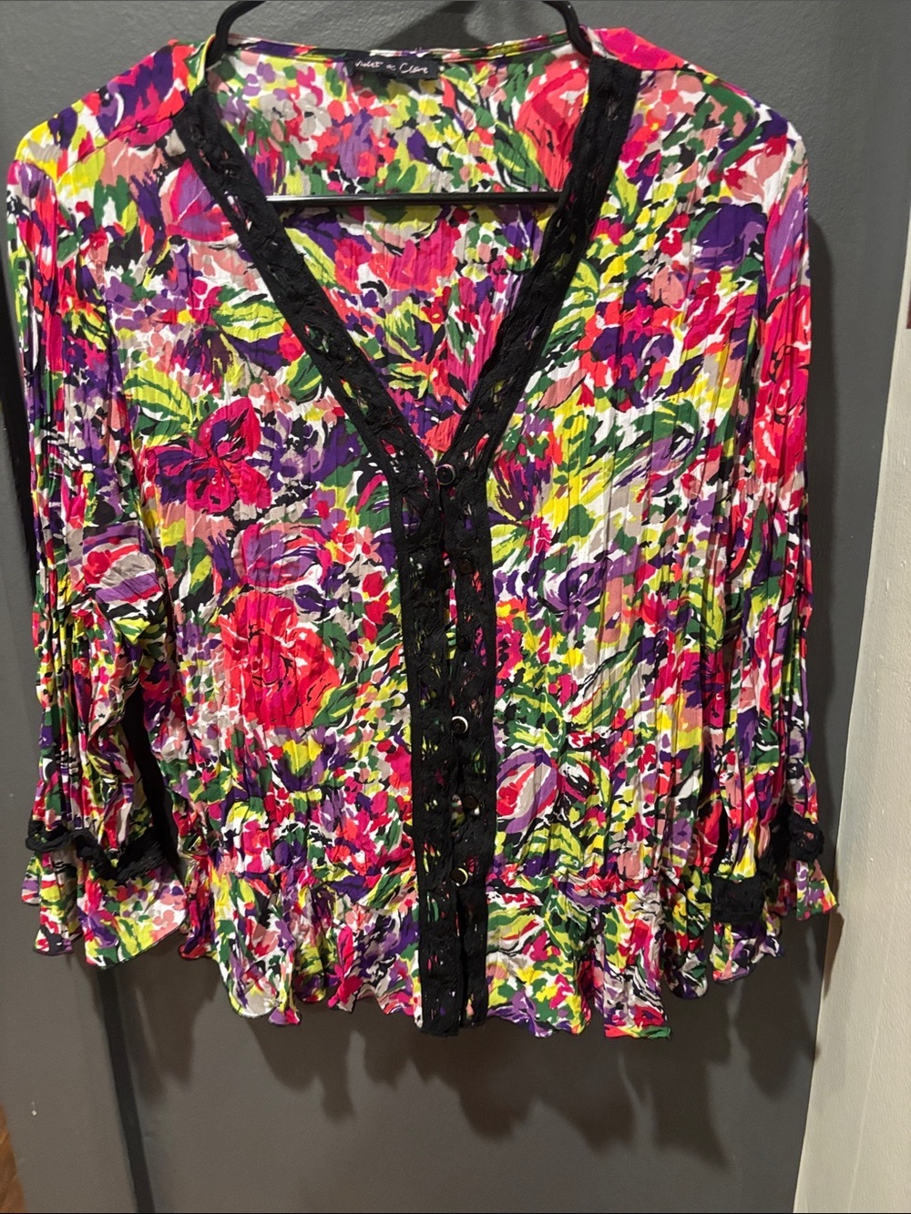 Violet & Claire Multicolor Floral Crinkle V-Neck Blouse with Black Lace Trim